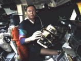 Baker při experimentech na palubě Endeavour (02.10.1994)