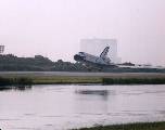 Přistání STS-70 (v pozadí budova VAB)