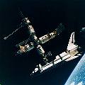 Atlantis STS-71 připojený k Miru