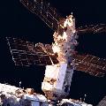 Poškozená část Miru při odletu STS-86