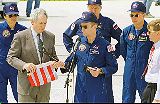 Slavnost po přistání STS-91 (12.06.1998) - v popředí Goldin, Precourt a Culbertson