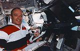 Velitel STS-91 Precourt v pilotní kabině Discovery