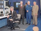 Prezident Clinton, D.Goldin, J.Glenn a ředitel JSC G.Abbey (14.04.1998)