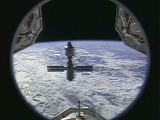 Pohled z Discovery na ISS při přibližování (29.05.1999) - NASA TV