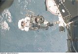 T.Jernigan[ová] přemisťuje zařízení STRELA na ISS (30.05.1999)