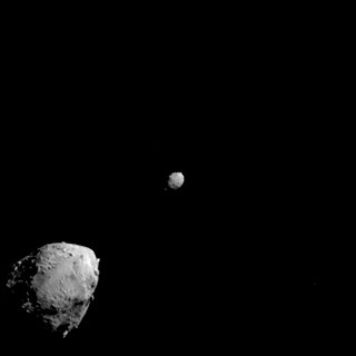 Didymos (vlevo dole) a Dimorphos viděný ze sondy DART při příletu (27.09.2022)