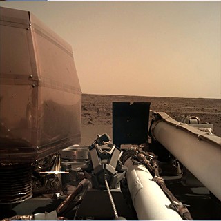 Prvn snmek z kamery IDC po pistn na Marsu (26.11.2018)