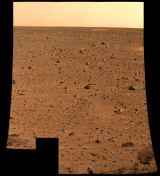 První barevný obrázek části okolí roveru Spirit (120 kB)