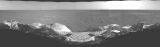 První černobílé panorama okolí roveru Spirit (1866 x 545 px, 140 kB)