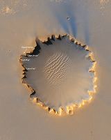 Fotografie kráteru Victoria s viditelným roverem Opportunity (03.10.2006)