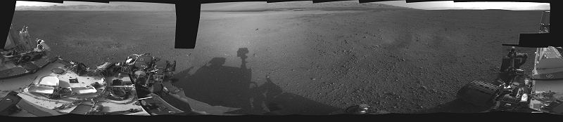 První černobílé panorama okolí přistání Curiosity (ve vysokém rozlišení, 09.08.2012)
