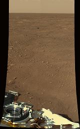 Barevný snímek okolí sondy Phoenix na Marsu (28.05.2008)