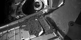 Vzorek půdy Marsu nasypaný nad první komorou analyzátoru TEGA (06.06.2008)